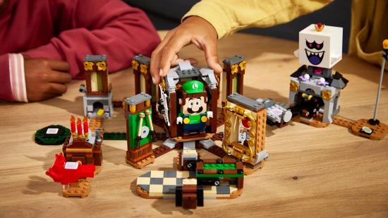 A Lego set shows a figure of Luigi, alongside surrounding elements based on the Luigi's Mansion video game.