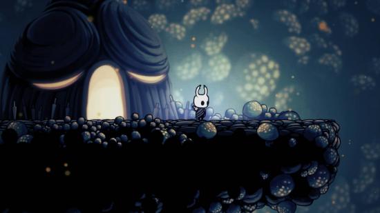 The Knight from HOllow Knight overlooks a cliff edge
