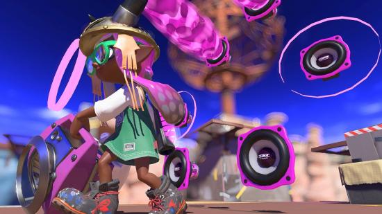 A new Splatoon 3 weapon, the Killer Wail 2.0, which has multiple floating speaker cups, behind a Splatoon character with a Slosher.