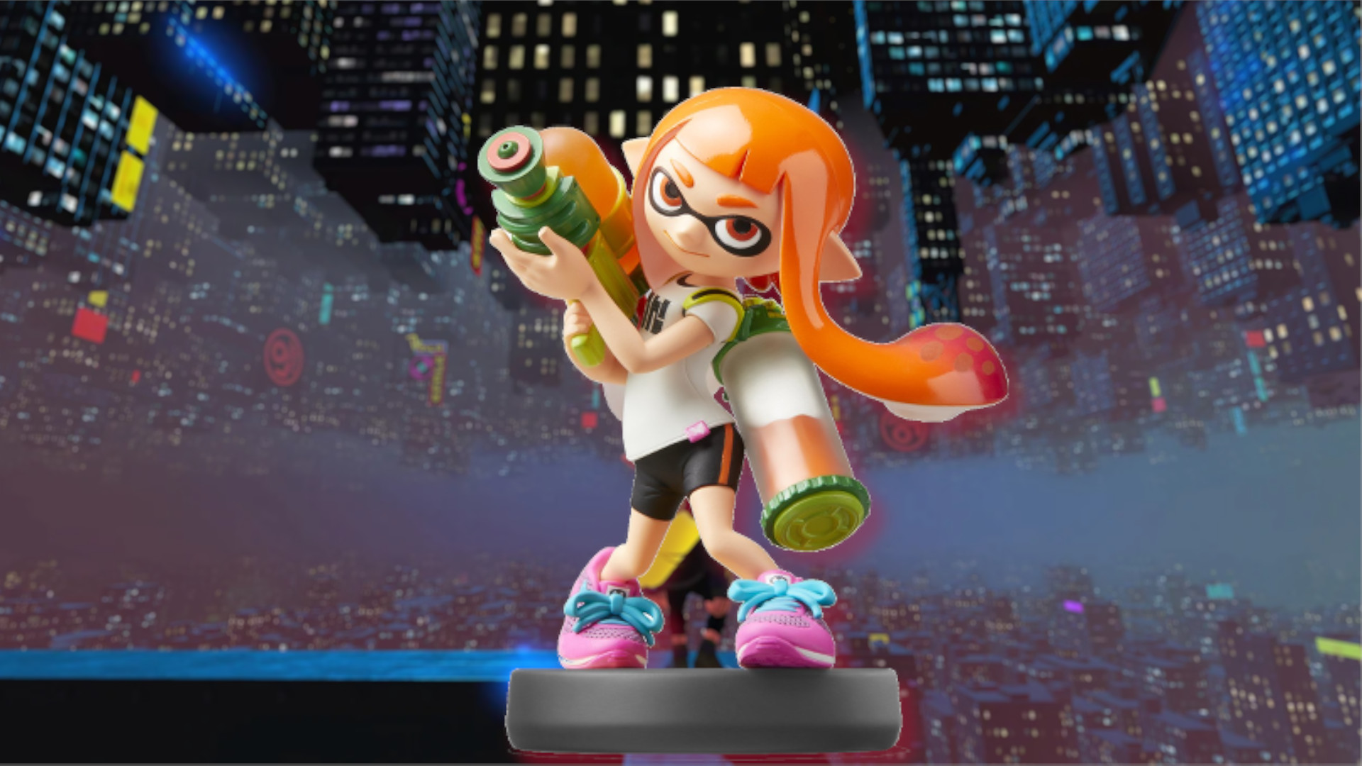 The Super Smash Bros. Inkling Girl Splatoon amiibo, posing on front of a dark blurred background.
