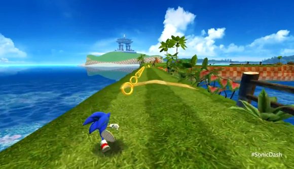 Addictive games - Sonic Dash. A screenshot shows Sonic running on grass.