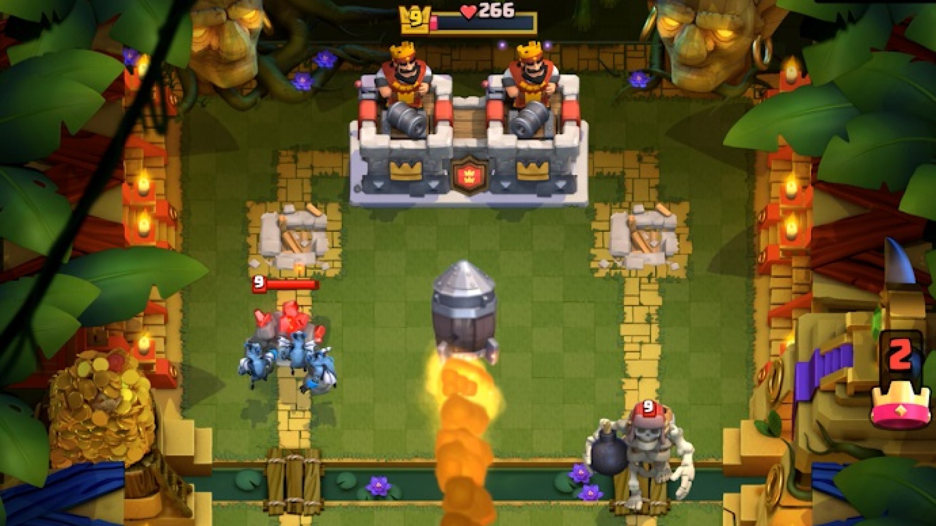 Beste mobiele strategiespellen: Clash Royale. Afbeelding toont twee koningen die kanonnen richten op een gigantisch skelet in een jungle-achtige omgeving