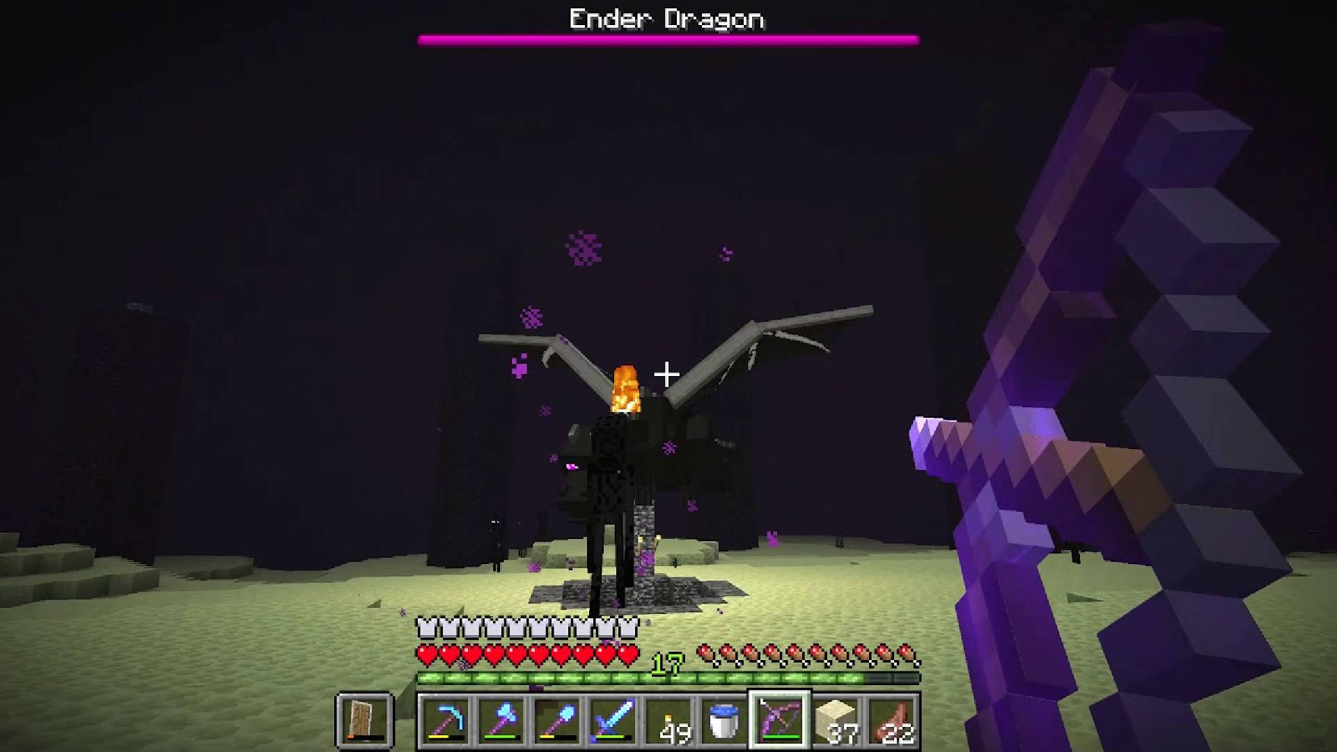 Minecraft-Ender-Drache: Ein Bild von Minecraft zeigt einen Spieler, der den riesigen Drachenfeind angreift, der als Ender-Drache bekannt ist