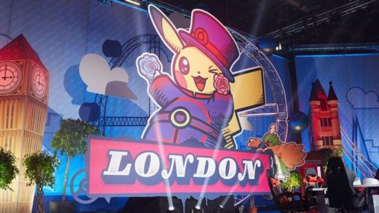 Tekturowe wycięcie przedstawiające Pikachu z napisem London poniżej, w stroju brytyjskiego strażnika.