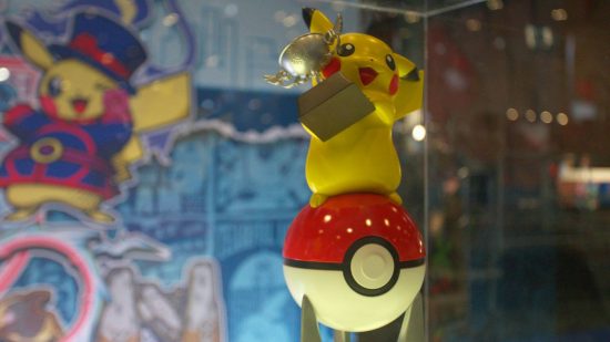 Pokemon Worlds 2022: a glass cabinet contains a large trophy featuring the Pokemon Pikachu 
