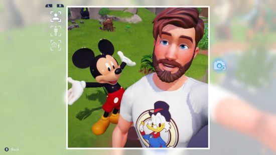 Krainy Disney Dreamlight Valley - gracz robi zdjęcie z Myszką Miki