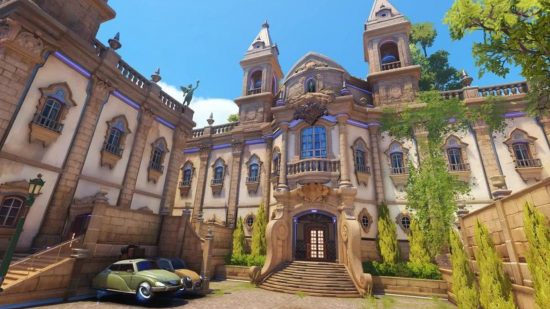 Eine Overwatch 2 -Karte, die eine Szene zeigt, die einen Innenhof zeigt, der mit einer schönen Architektur und verzierten Fassaden eingeschlossen ist