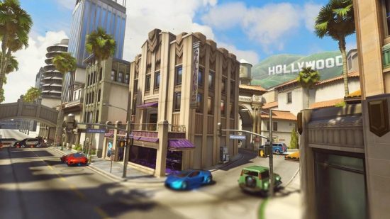 Un mapa Overwatch 2 que muestra una escena que muestra las calles de Hollywood con buenos autos y edificios de tres pisos