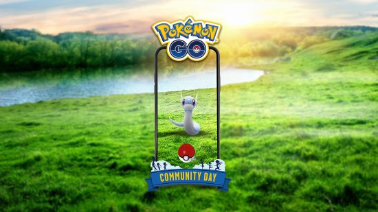 Día de la comunidad de Pokémon Go: un Dratini sentado en un exuberante campo verde visto a través de la cámara de un teléfono