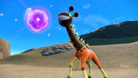 Kody handlowe Pokémon Scarlet i Violet – pokemon typu żyrafa z bulwiastą głową przypominającą łańcuch myszki miki, patrzący na kulę fioletowej elektryczności na piaszczystej wydmie.