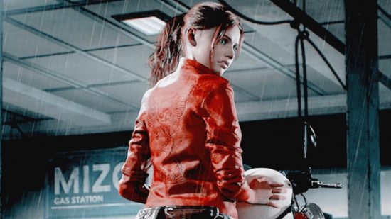 Claire z Resident Evil siedziała na motocyklu przed stacją benzynową