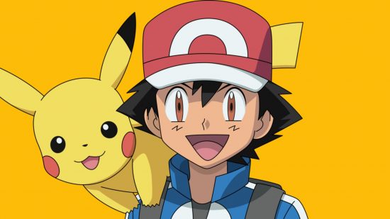 Tapeta Pokémon przedstawiająca Asha, chłopca w czerwonej czapce, dużych oczach, niebieskiej kurtce i rozczochranych brązowych włosach, z Pikachu, żółtym elektrycznym szczurem, siedzącego na jego ramieniu, obaj wyglądający na szczęśliwych, nałożonych na żółte tło mango.