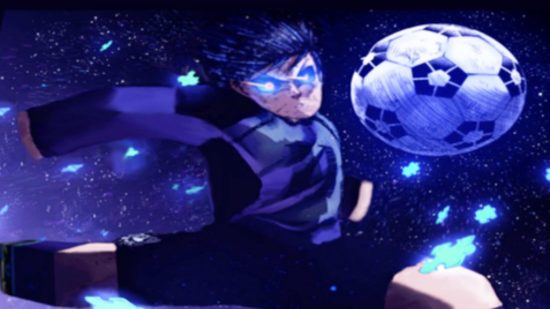 Kody Shuudan - napastnik próbujący kopnąć piłkę z niebieskim tłem
