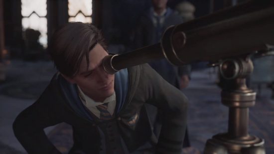 Hogwarts Legacy -karaktärer Amit Thakkar tittar genom ett teleskop