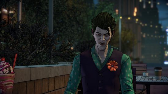 Gry Batman - Joker, mężczyzna z krótkimi włosami, zieloną koszulą, fioletową kamizelką z kwiatkiem w kieszeni, wyglądający na opuszczonego na zewnątrz.