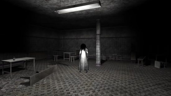 Permainan Seram Percuma - tangkapan skrin dari hantu yang menunjukkan seorang gadis hantu berambut panjang yang berdiri di hospital yang ditinggalkan