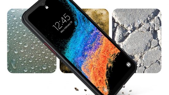 Jeden z najlepszych wytrzymałych telefonów, Samsung Xcover6 Pro, unoszący się po przekątnej w powietrzu z niebiesko-czerwonym piaskowym tłem i godziną na ekranie.  To jest czarne.