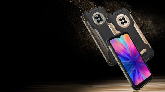 Jeden z najlepszych wytrzymałych smartfonów, Doogee S96 GT, pokazany trzykrotnie pod różnymi kątami po prawej stronie zdjęcia na czarnym tle.  Jest czarno-złoty, z dodatkowym poszyciem dla ochrony.