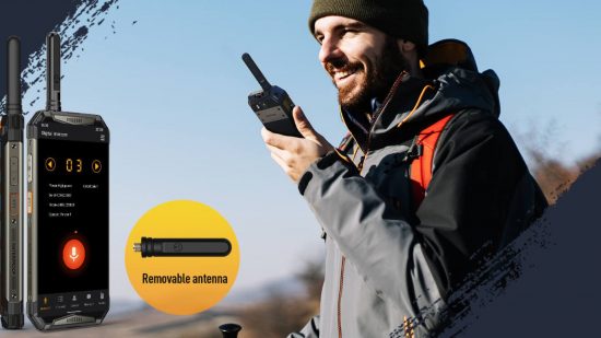 Jeden z najlepszych wytrzymałych telefonów, Ulefone Power Armor 20WT, przedstawiający mężczyznę trzymającego go przy ustach.  Jest w czapce i stroju turystycznym, a telefon ma podłączoną antenę do używania krótkofalówki.