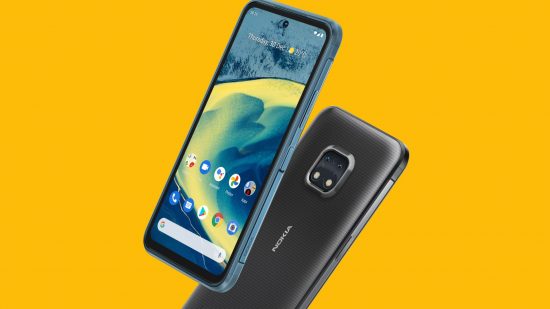 Jeden z najlepszych wytrzymałych smartfonów, Nokia XR20, na tle w kolorze mango.  Jest pokazany dwukrotnie, najpierw skierowany do nas na ekran z żółto-niebieskim abstrakcyjnym tłem i aplikacjami z przodu.  Ten ma niebieskie boki.  Poniżej i po lewej stronie czarny, z ekranem skierowanym w bok, pokazujący tył z logo Nokia i aparatem pośrodku u góry.