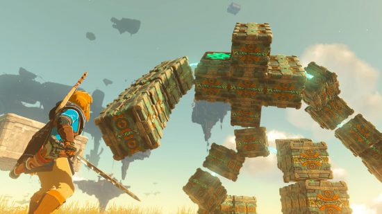 Zelda: Tears of the Kingdom flux konstrukt, duży, humanoidalny robot wykonany z dużych kostek, z zielonymi laserami łączącymi jego stawy, walczący wysoko na niebie z Linkiem, blondynem z mieczem i tarczą.