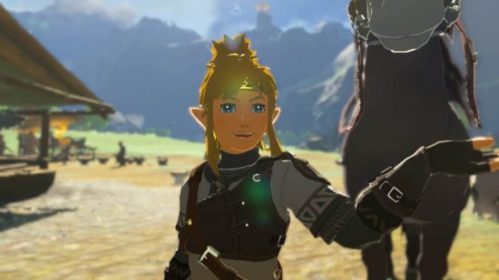Konie Zelda Tears of the Kingdom - Link, blond chłopiec z upiętymi włosami w białej tunice, trzymający rękę obok brązowego konia i uśmiechający się.