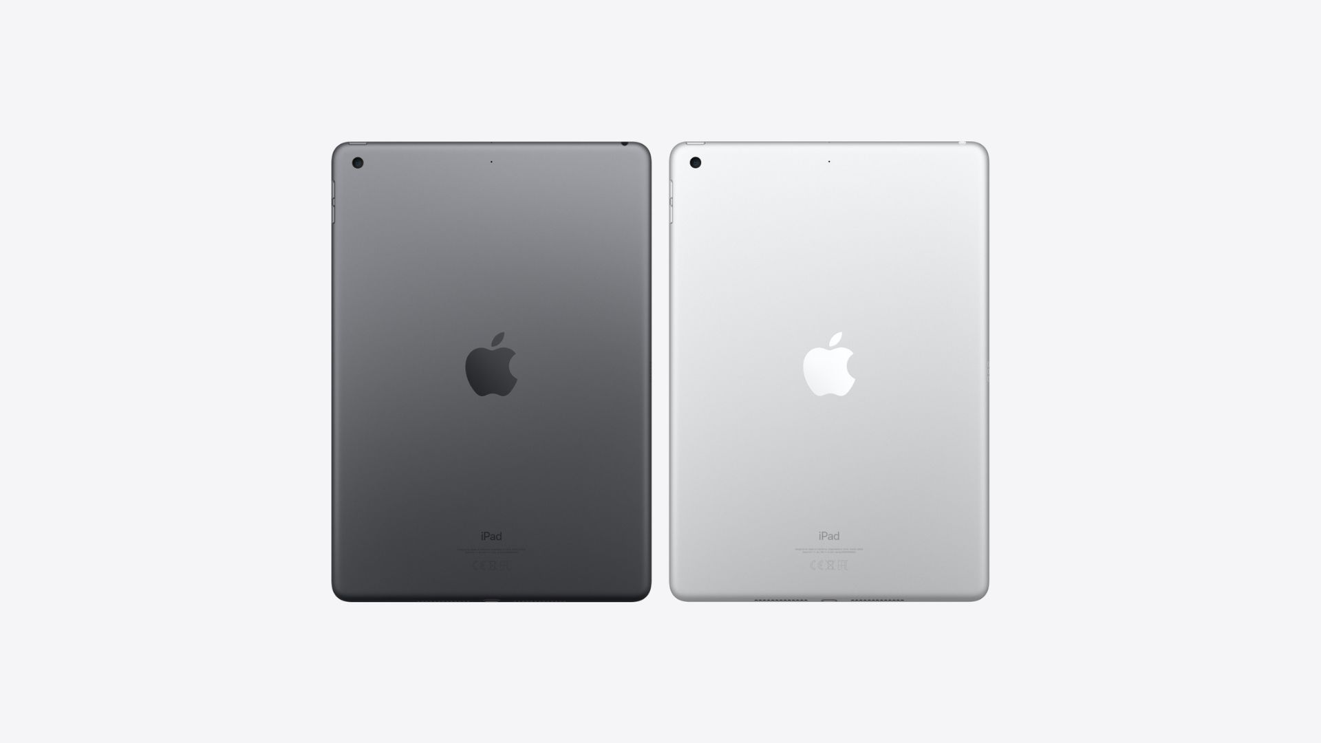 Jeden z najlepszych iPadów, iPad 9. generacji, pokazany dwukrotnie w kolorze srebrnym i czarnym.  Widzimy jego tył, pokazujący logo Apple pośrodku i mały otwór na aparat w lewym górnym rogu.