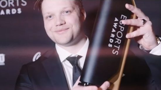 Zrzut ekranu przedstawiający osobę odbierającą nagrodę Esports za wiadomości Esports Awards 2023