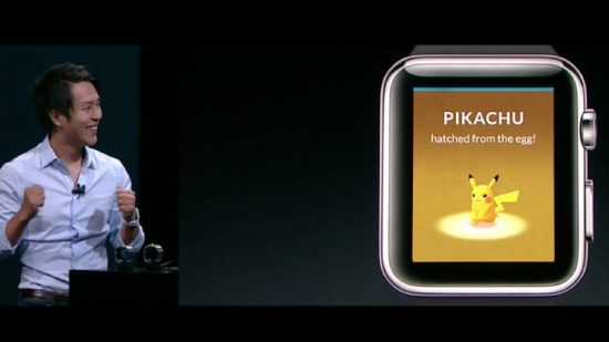 Apple Watch de Pokémon Go: una imagen de una Keynote de Apple muestra a un presentador junto a un Apple Watch con Pokémon Go en pantalla