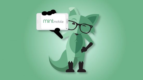 Plany Mint Mobile: lis Mint Mobile trzymający telefon z logo firmy