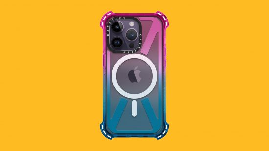 Najlepsze etui na iPhone'a: ​​różowo-niebieskie etui Casetify odbijające na ciemnofioletowym iPhonie z pierścieniem MagSafe, naklejonym na tło mango 