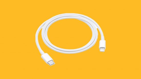Najlepszy nagłówek kabla do ładowania iPhone'a przedstawiający biały kabel do ładowania na żółtym tle mango, owinięty w pętle z wystającymi końcówkami USB-C i Lightning.
