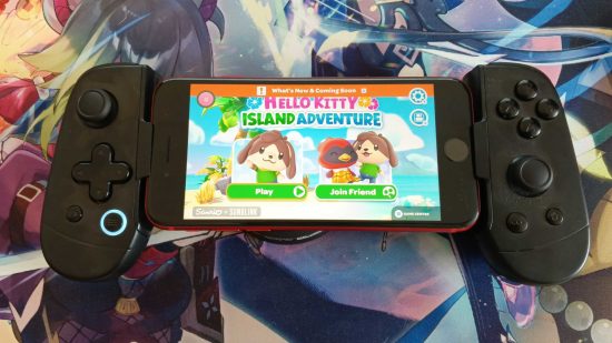 Recenzja LeadJoy M1: LeadJoy M1 trzyma czerwonego iPhone'a SE i gra w Hello Kitty Island Adventure na podkładce pod myszkę Genshin Impact.