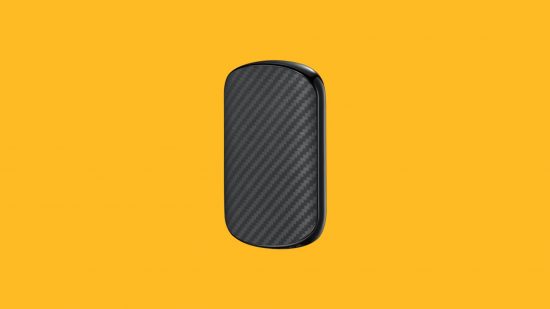 Nagłówek recenzji Pitaka MagEZ Slider 2 przedstawiający urządzenie w postaci czarnego krążka unoszącego się na żółtym tle.