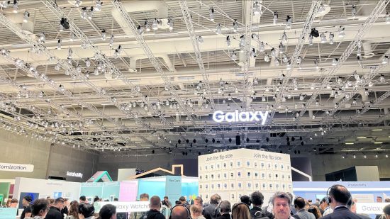 Samsung Benjamin Braun interview header showing a white cube in the centre of a room filled with people below a sign that says Galaxy.