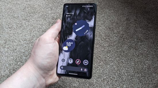 Image of the Google Pixel 7 for a review of the smartphone with the home screen in view