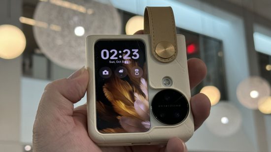 Image of the Oppo Find N3 Flip folded with the time on display