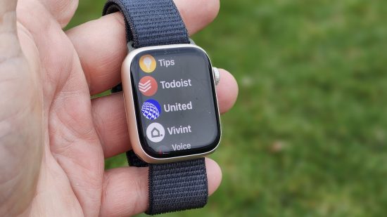 Custom image for Apple Watch Series 9 review showing apps including the United app