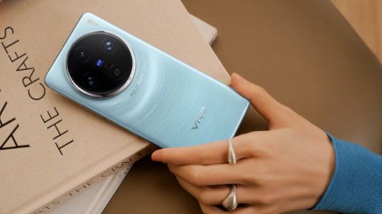 Promo picture of the vivo x100 series with a blue back