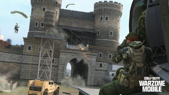 Image promotionnelle officielle de Call of Duty: Warzone Mobile interview avec Chris Plummer montrant des opérateurs prenant d'assaut un fort ressemblant à un château