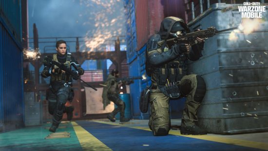 Image promotionnelle officielle de Call of Duty: Warzone Mobile interview avec Chris Plummer montrant divers opérateurs attaquant derrière leur couverture