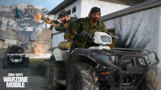 Image promotionnelle officielle de Call of Duty: Warzone Mobile interview avec Chris Plummer montrant des opérateurs attaquant depuis un quad