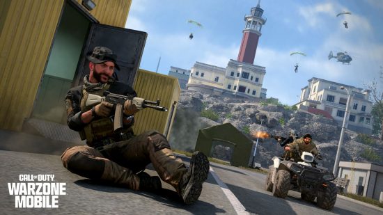 Image promotionnelle officielle de Call of Duty: Warzone Mobile interview avec Chris Plummer montrant un opérateur se glissant pour attaquer