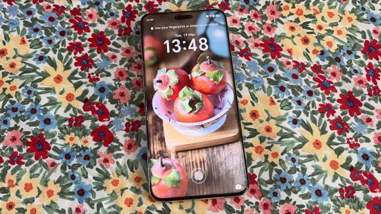 Custom image for Honor Magic6 Pro review showing a lock screen with fruit in a bowl