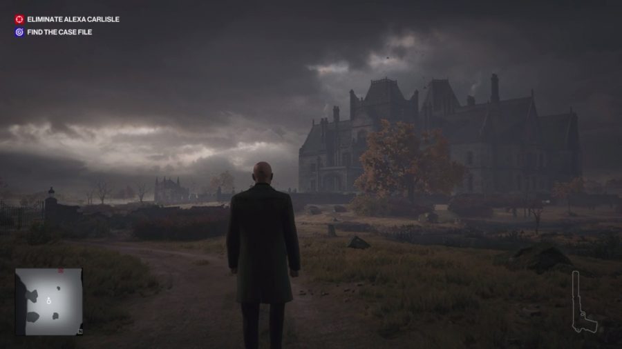 Agent 47 approaching an English manor house