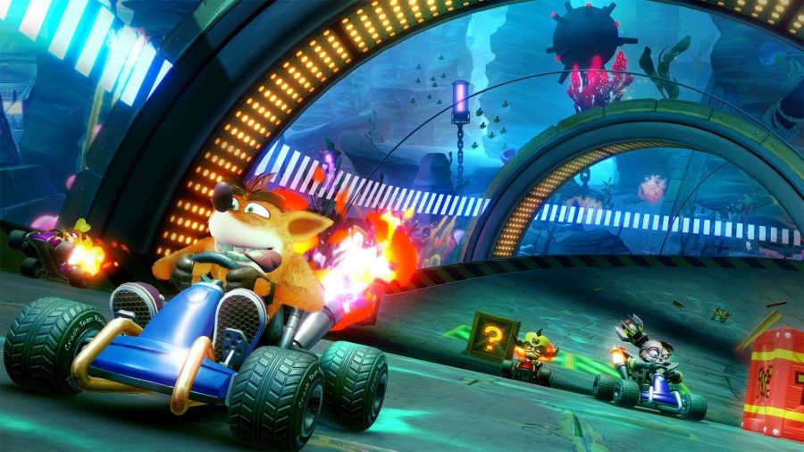Crash se aleja en un túnel submarino, en uno de los muchos juegos de autos Crash Team Racing Nitro-Fueled
