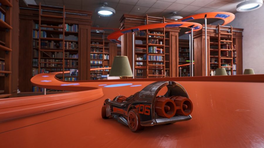 Un auto de ruedas calientes se desplaza por un circuito de juguetes en un cuyo estante tiene muchos libros, en uno de los muchos juegos de autos Hot Wheels Unleashed