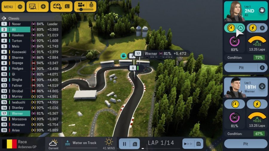 Una pantalla muestra una vista de pájaro de una pista de carreras, con autos y sus tiempos a la izquierda, y dos pilotos y sus estadísticas a la derecha, en uno de los muchos juegos de autos Motorsport Manager.