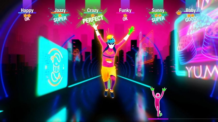Una captura de pantalla de uno de los muchos juegos de baile Just, Just Dance 2020, que muestra a un hombre de dibujos animados bailando en un casco de bicicleta frente a los rascacielos
