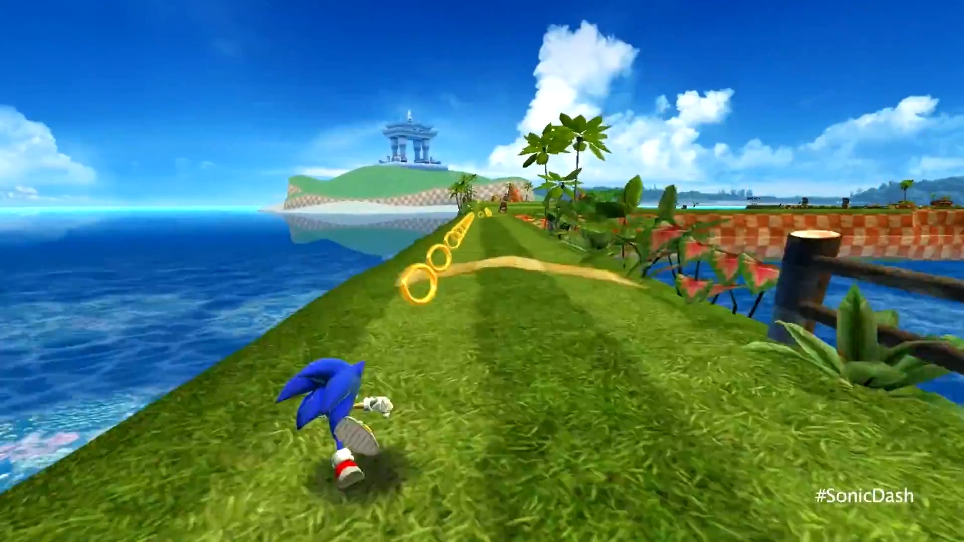 Addictive games - Sonic Dash. A screenshot shows Sonic running on grass.